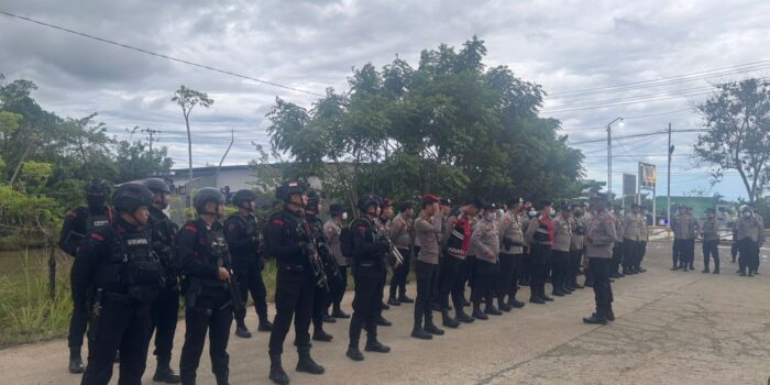 Satuan Brimob dan Personil Polres Luwu turun ke jalan mengamankan setuasi lapangan saat Demonstrasi berjalan, Senin, 27/10/25