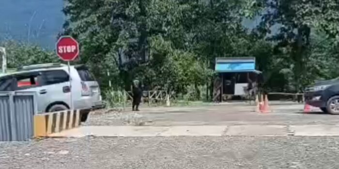 Nampak terlihat kendaraan terparki di depan jalan pos hauling Road Seba - seba