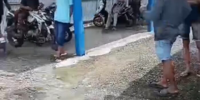 Nampak terlihat sejumlah sopir angkutan kendaraan berkerumun di depan pos seba - seba.
