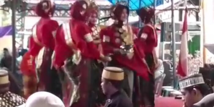 Tarian tradisional Sanggar seni Al Mannan Suli