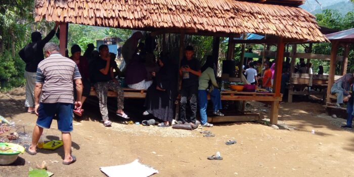 Foto: Berkumpul bersama ke luarga besar La Manggile Patunru Luwu Dulung Pitumpanua Palempang Suli, sembari menikmati makanan khas tradisional Luwu