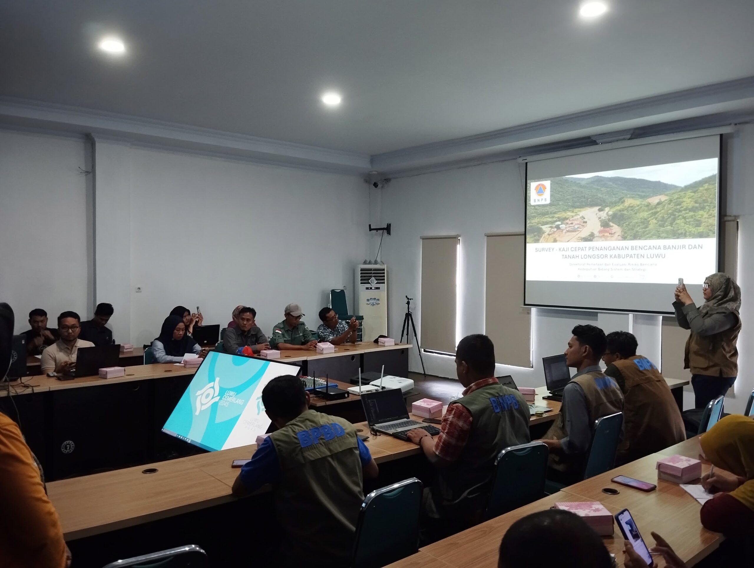 Foto: Rapat Koordinasi Hasil Survei Direktorat Pemetaan BNPB Diruang Bappelitbangda Luwu Sabtu, 18 Mei 2024