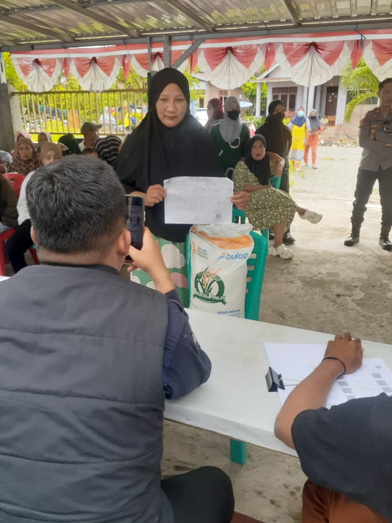 Dokumen Foto: Bulog Luwu Di Dampingi Aliansi Masyarakat Lampuara Menggugat Membagikan Beras Bantuan Pangan Ke Warga Desa Lampuara Kecamatan Ponrang Selatan (Ponsel)