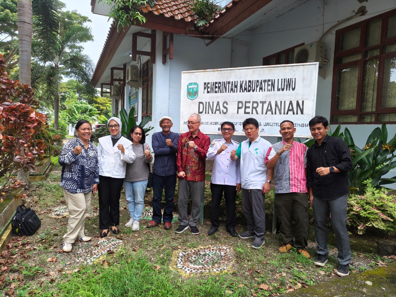 Foto Bersama Tamu Dari Jepang Tepatnya Di Halaman Kantor Peetanian Kabupaten Luwu Rabu, 5 Maret 2026