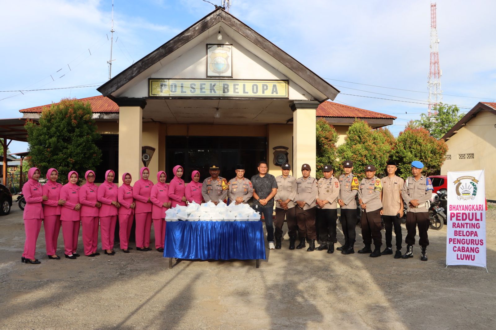 Foto: Kebersamaan Kapolres Luwu Siapkan Takjil Ke Masyarakat Rabu, 12 Maret 2025