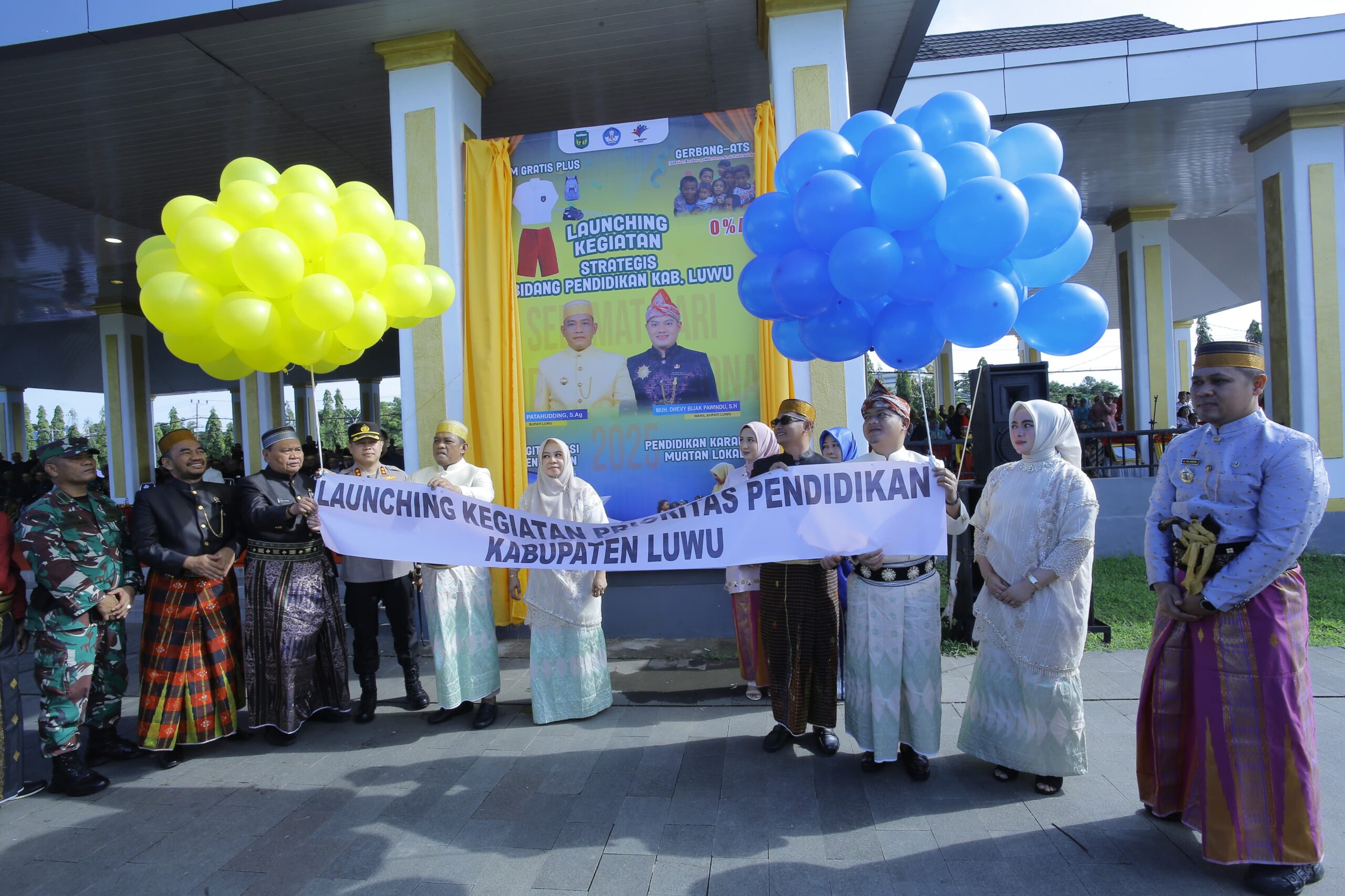 Momen Hardiknas 2025, Bupati Luwu Dan Wakil Bupati Luwu Launching Seragam Gratis Plus Bagi Pelajar SD Dan SMP Kabupaten Luwu. (2/5/25)