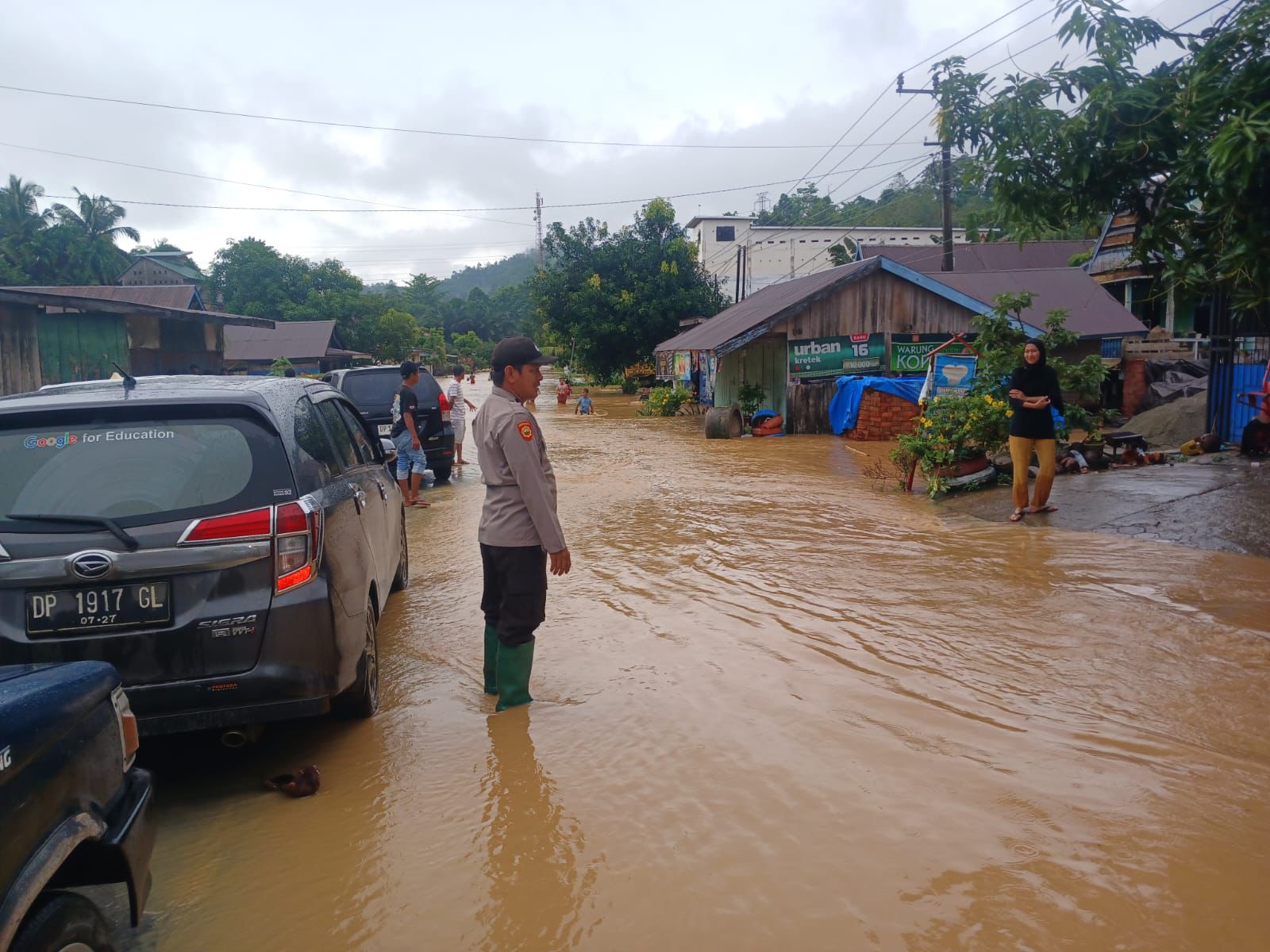 Gerak Cepat, Polres Luwu Hadir di Tengah Banjir Larompong, Keselamatan Warga Prioritas Utama. 10/5/25