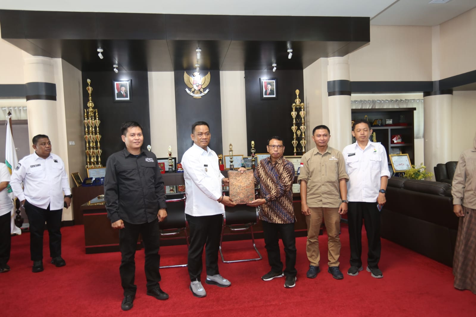 Foto Bersama Tim Latimojong dan Bupati Luwu Menyerahkan Hasil Pemaparan Taman Nasional Indonesia, Rabu 21 Mei 2025