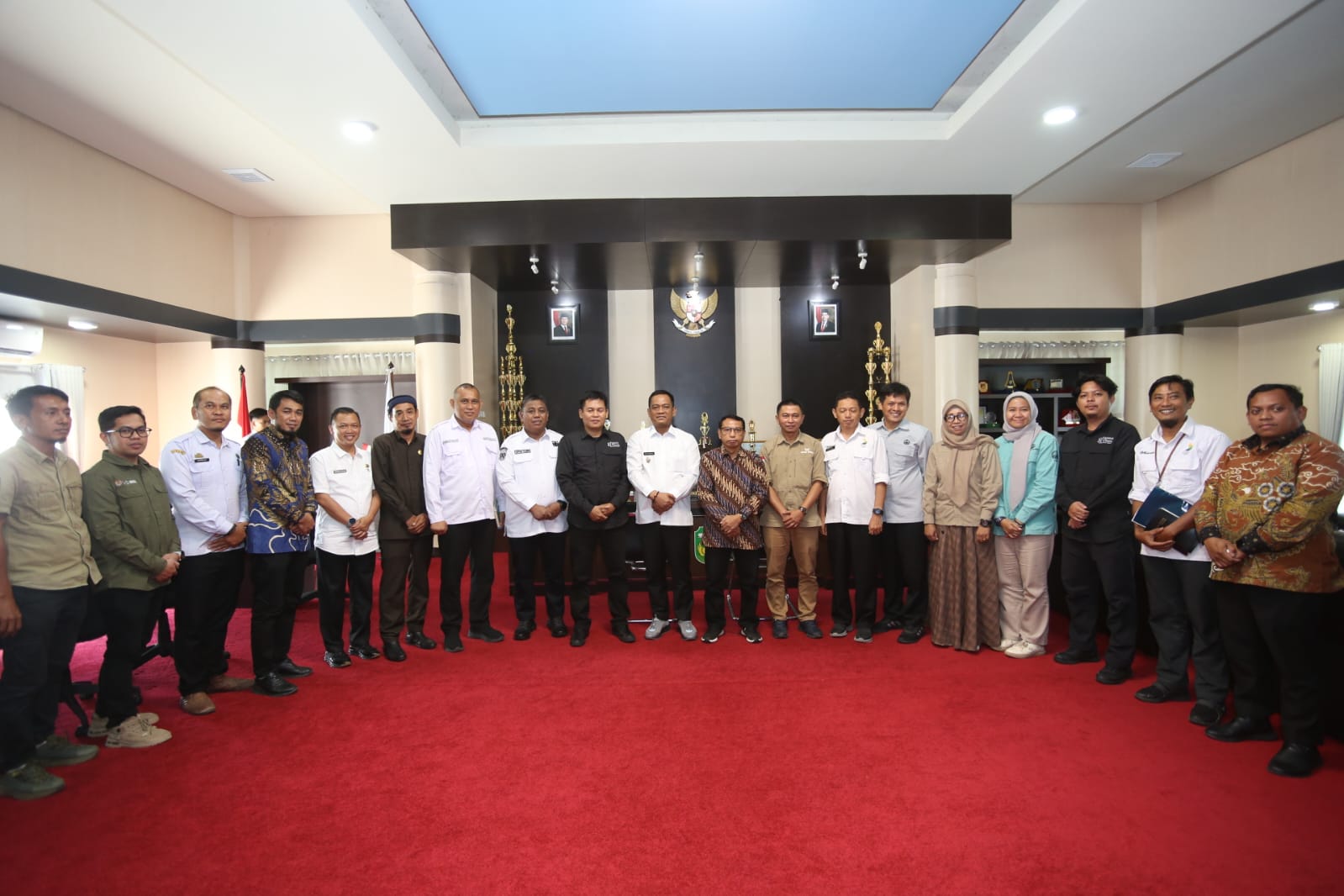 Foto Bersama SKPD, DPRD Luwu, dan Lembaga KPH Diruang Kerja Bupati Luwu, Rabu 21 Mei 2025