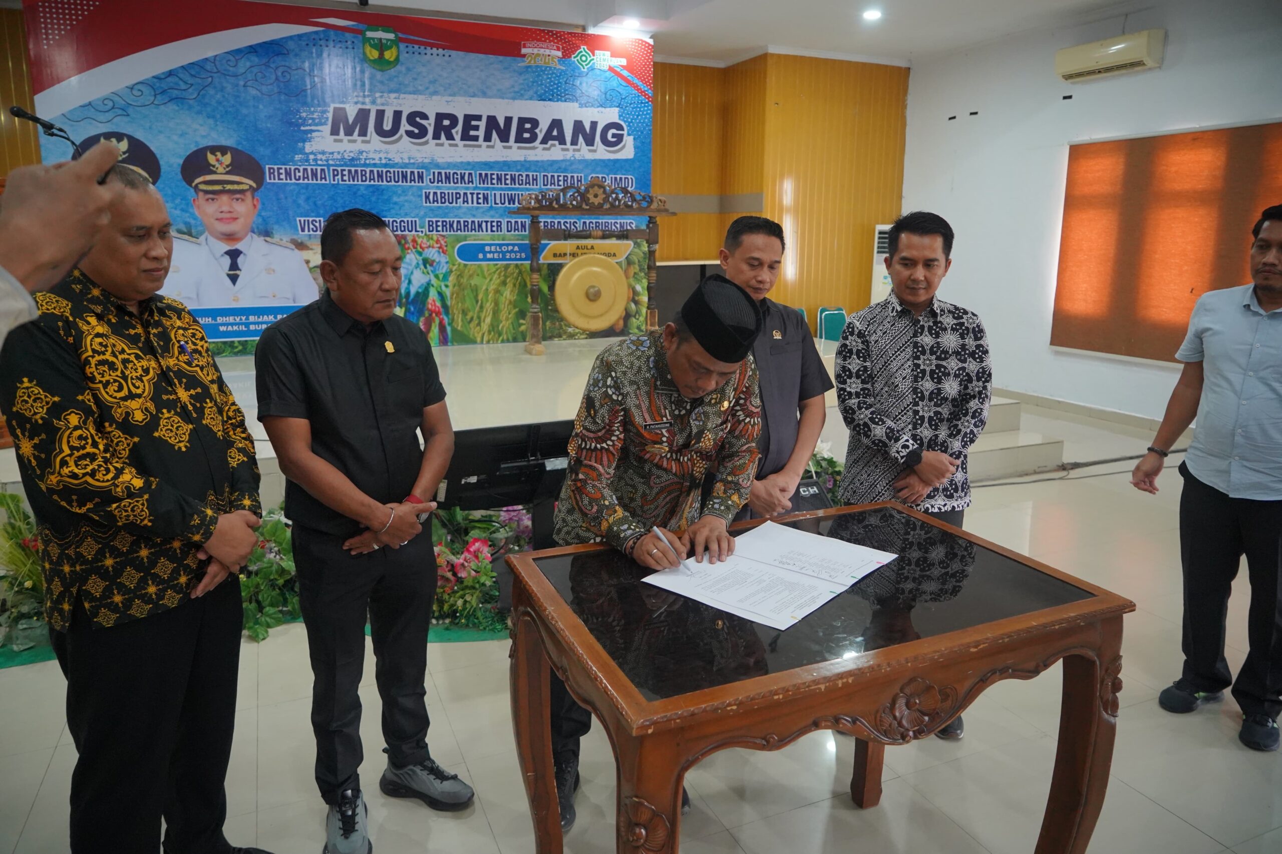 Foto: Bupati Luwu Menandatangani Dokumen RPJMD 2024-2029