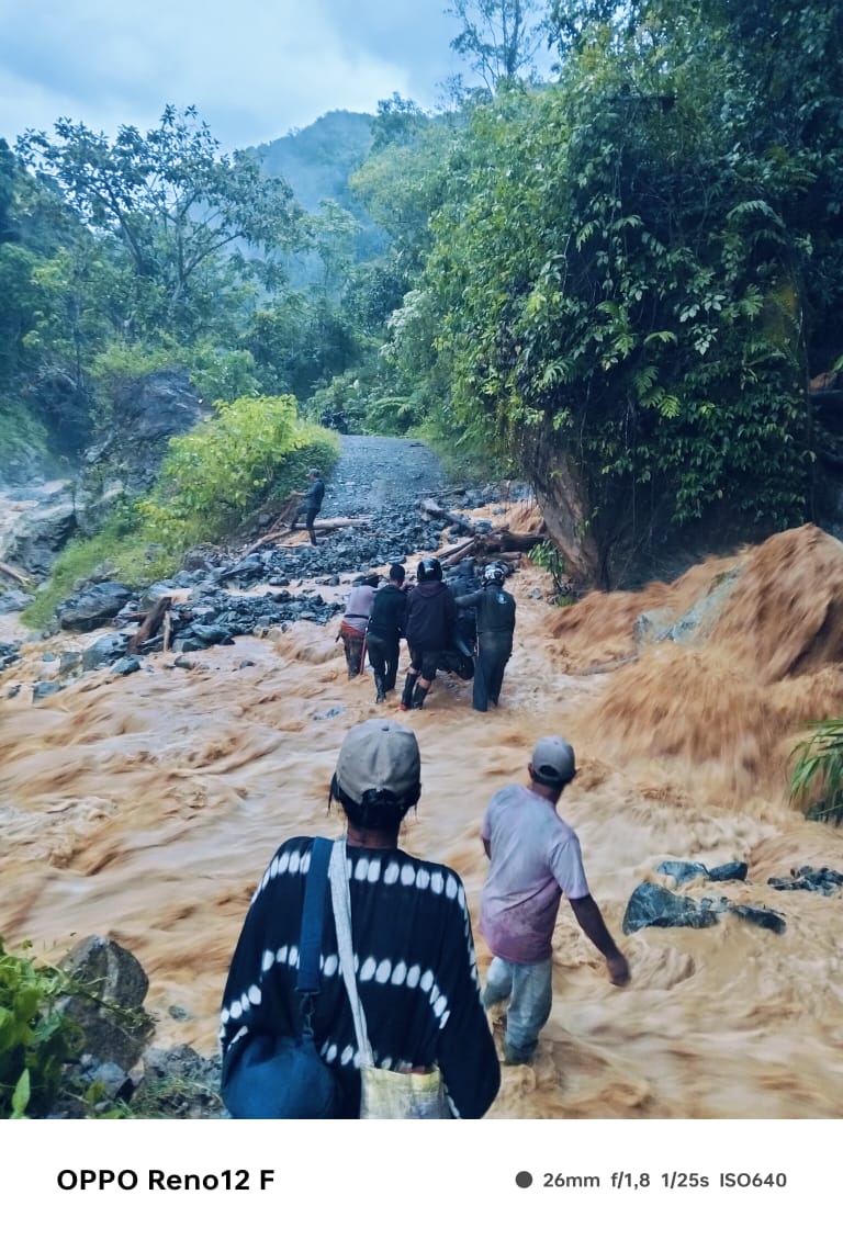 Foto: Longsor di Desa Pajang yang menghubungkan dua akses Desa yakni Desa Kadundung dan Desa Pajang Kec. Bajo Kab. Luwu Provinsi Sulawesi Selatan, Minggu 1 Juni 2025