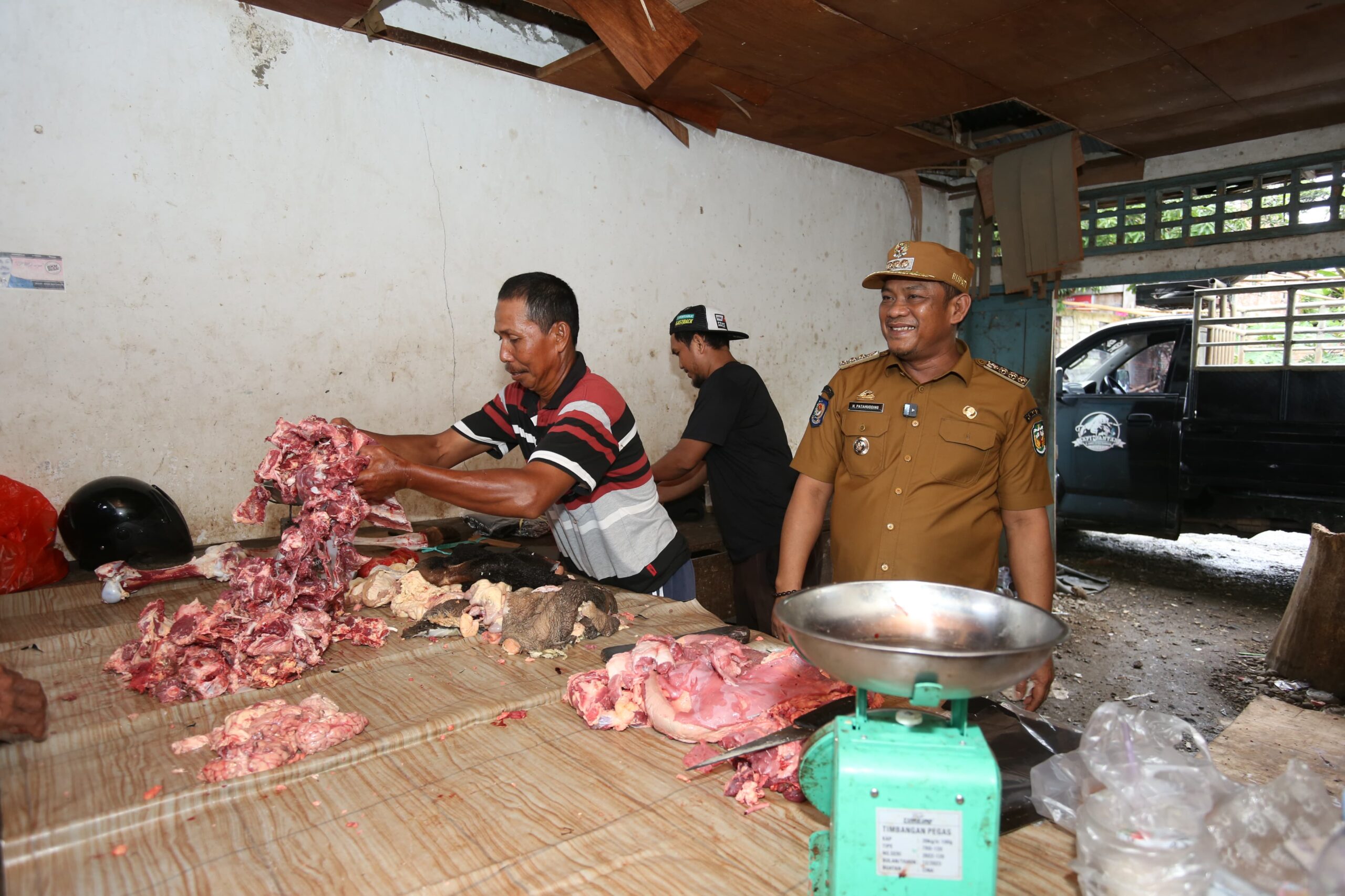 Foto: Bupati Luwu Lakukan Pantauan Langsung Harga Daging Menjelang Hari Idul Adha Ke Pasar Kec. Bajo Dan Didampingi Sejumlah Pegawai Dinas Perdagangan, Selasa 3/6/25