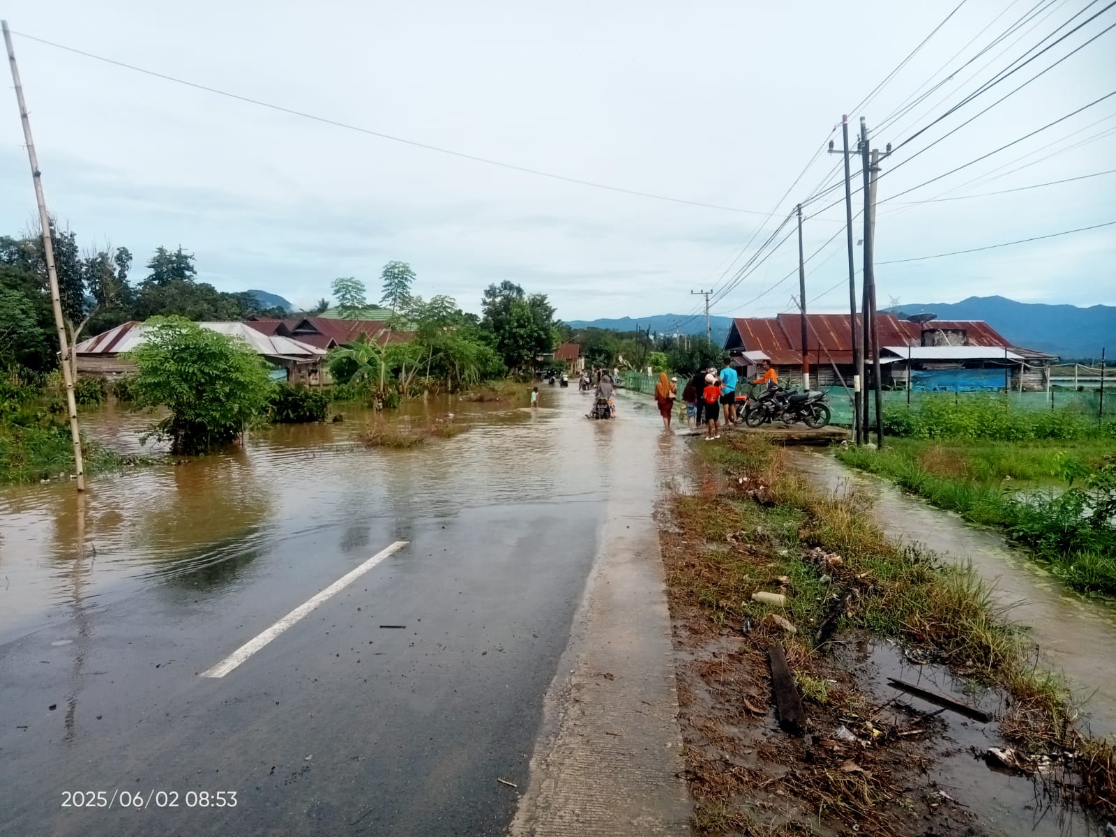 Foto: Nampak Jalan Poros di Kecamatan Lamasi Timur Terendam Banjir, Selasa 3 Junu 2025
