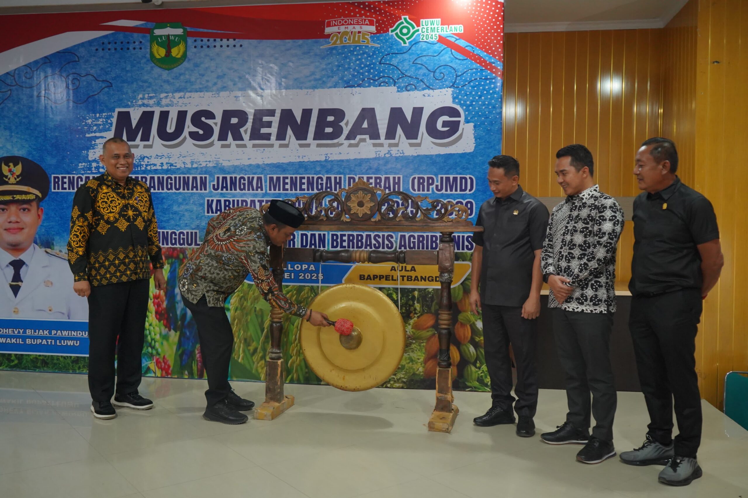 Foto: Bupati Luwu Memukul Gong Bertanda Dimulainya Acara Rapat Musrenbang Di Aula Bappade Luwu, 8/5/25