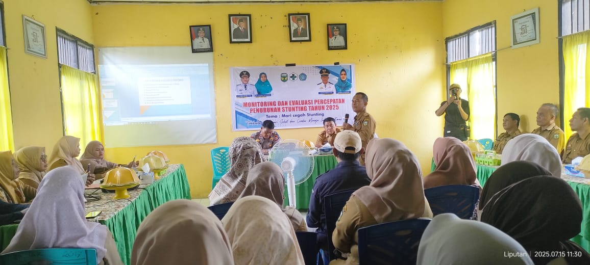 Foto : Kegiatan Monitoring dan Evaluasi Percepatan Penurunan Stunting Berlangsung di Kantor Kecamatan Bua Ponrang (Bupon) Kab. Luwu Provi. Sulsel Dan Di Paparkan Langsung Oleh Kepala Pemerintahan Kecamatan Bua Ponrang Gunawar Paesmo, SP., MP.,